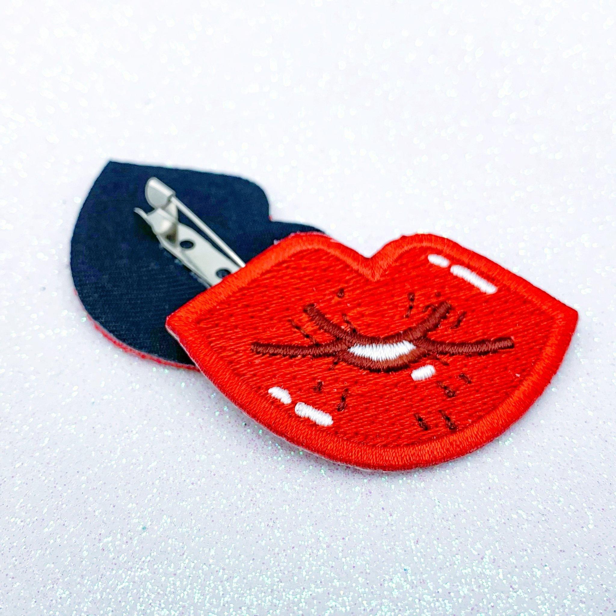 Kiss - Broche Alice B. Rouge 